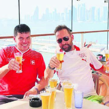 Zu Gast in Katar: «Es ist wie zu Hause» - Ein Prost auf die Fussball-WM in Katar: Die vier Freiämter Freunde Bruno Fischer, Urs Villiger, Reto Käppeli und Rolf Knöpfel. Bilder: zg