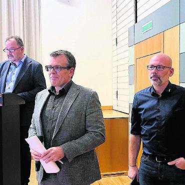 «Ja, aber …» in Villmergen - Gemeinderat Renato Sanvido (links) nimmt aufmerksam die Fragen der Versammlung zum «Kooperationsvertrag GWV/ewz» entgegen, assistiert von Martin Hösli (GWV, Mitte) und Marco Skär (ewz). Bild: Walter Minder