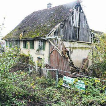 Altes Gebäude nicht mehr zu retten - Die Liegenschaft an der Hilfikerstrasse 13 in Sarmenstorf ist in einem sehr bedenklichen Zustand. Darum soll sie nun entgegen der ursprünglichen Planung abgerissen werden und Platz machen für eine Überbauung. Bild: chh