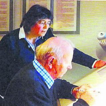 Traditionsarbeit - Bernhard Jäggi bei der Arbeit mit Projektleiterin und Pfarrerin Elisabeth Wyss-Jenny.
