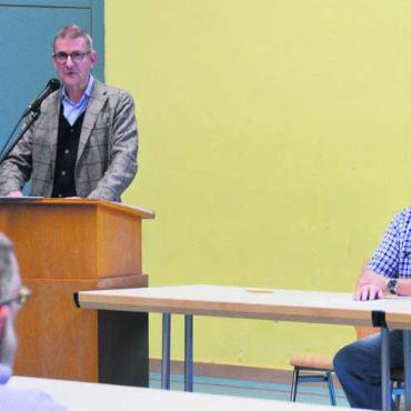 Zuerst Schulraum, dann die Halle - Vier Jahre haben Oliver Tschudin, links, und Ammann Michael Weber zusammen mit der Kommission am Entwicklungskonzept gearbeitet. Jetzt ist es fertig. Bild: Annemarie Keusch