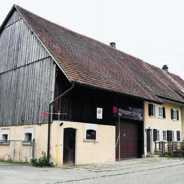 Als historisch betrachten - Die Liegenschaften Steingasse 25 und 27 sollen nicht abgebrochen werden. Der Motionär verlangt zudem ein Konzept, wie die Zukunft der beiden Häuser aussehen soll. Bild: dm