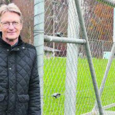 Fussballschule in Gefahr - Der Ballfänger ist zu nah am Spielfeldrand. Es ist eines der Argumente, die Michael Zehn nennt. Bild: ake