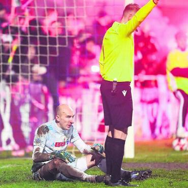 Goalie wird abgeschossen - Anton Sytnykov wird nach einem Becherwurf gepflegt. Schiedsrichter Alain Bieri wird wenig später auch beworfen. Bilder: Alexander Wagner