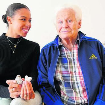 Freiämter Bob-Date - Max Forster, 88, überreichte Melanie Hasler, 24, zwei Glücksbringer aus Stein. Bild: Stefan Sprenger