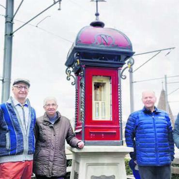 Mit 30 Blondinenhaaren - Sie haben der Bremgarter Wettersäule neuen Glanz verliehen: Rafael Häfliger (Sanierung Sockel), Karl und Gertrud Vögeli, Hansjörg Meile (alle drei Sanierung Instrumente) sowie Michael Kaufmann (Sanierung Gehäuse). Bild: Marco Huwyler