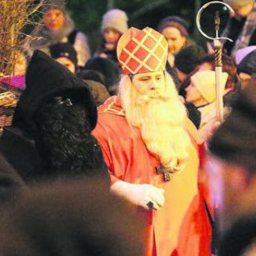 Rund 2000 Chlaus-Liebhaber - Dank seinen Gehilfen fand der Samichlaus seinen Weg durch die Leute.