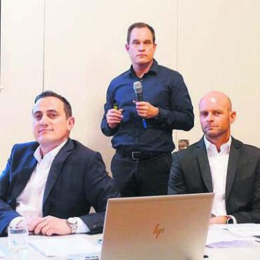 In die Zukunft investieren - Präsident Luca Penta (von links), Pascal Tresch, Architekt, und Cornel Villiger, Vorstandsmitglied, sind überzeugt, durch die Umbaumassnahmen für die Herausforderungen der Zukunft gut gerüstet zu sein. Bilder: Susanne Schild / zg
