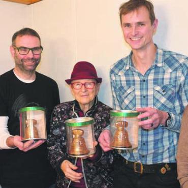 Schokoglocken zum Jubiläum - Die Schokoglocken entstanden in Zusammenarbeit von Bäckerei und Kirche: (v. l.) Kirchpflegepräsidentin Myriam Bürgisser, Bäckerei-Inhaber Daniel Haas, Ideengeberin Rita Staubli, Pfarreiseelsorger Claudio Gabriel und Bäckerei-Inhaberin Marina Fäs. Bilder: Roger Wetli