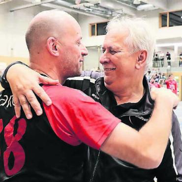 Der grosse Wurf - Eine herzliche Umarmung vor dem Anpfiff: Handball-Wohlen-Präsident Martin Laubacher und Architekt Urs Müller.