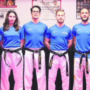Eine historische Gelegenheit - Die Wohler in Antalya (von Links): Antonio Cerundolo (Kampfrichter), David Nichini (Masseur), Cassandra Fasolo, Danylo Mancari, Roy Cipriano, Antonio Lo Prete, Rocco Cipriano (Coach), Andrea Faggiano (Coach). Es fehlt: Stefanie Richner (Coach). Bild: Josip Lasic