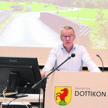 In Zukunft kleiner Umweg nötig - Gemeindeammann Roland Polentarutti führte souverän und teilweise mit Humor durch die Diskussion. Jetzt steht der Entscheid: Die Tieffurtbrücke (auf dem Bild auf der Leinwand zu sehen) wird ersetzt und für Autos gesperrt. Bild: Chregi Hansen