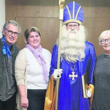 «Zmorge»-Besuch des Samichlaus - Wechsel bei der Zmorge-Organisation: Bruno Widmer (links) und Käthi Widmer (rechts) mit ihrer Nachfolgerin Marianne Lüthi samt Samichlaus. Bild: zg
