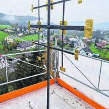 Geistig der Auferstehung nahe - Turmkugel mit der Zeitkapsel und Kreuz sind wieder an ihrem gewohnten Platz.