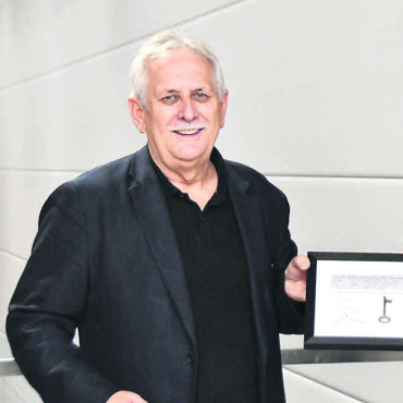 Freude, Begeisterung, Herzblut - Offizielle Übergabe: Der verantwortliche Architekt Urs Müller überreichte einen symbolischen Schlüssel an Vizeammann Thomas Burkard. Bild: Daniel Marti
