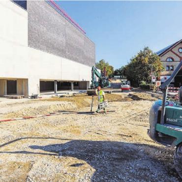 «Hey, das ist eine coole Halle» - Der Vorplatz der neuen Anlage wird grosszügig gestaltet.