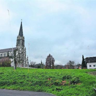 «Das ist doch unser Wahrzeichen» - Die Bauprofile zeigen, wie hoch die drei Mehrfamilienhäuser am Kirchenhügel gebaut werden sollen. Bild: Annemarie Keusch