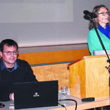 Ein Dorf steht zusammen - Alle Anträge des Gemeinderats wurden angenommen. Ammann Alain Maître und Vizeammann Barbara Weber. Bild: Erika Obrist