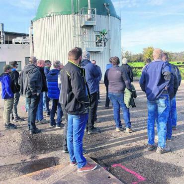 Vielseitig – in doppelter Hinsicht - Das Highlight der Weiterbildungsveranstaltung in Muri: die Besichtigung der Biogasanlage des Murimoos. Bild: zg