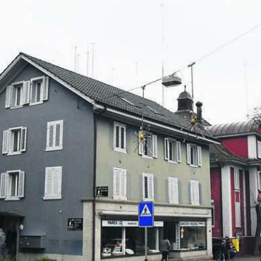 Das Zentrum verändert sich weiter - Stangenwald entlang der Zentralstrasse: Drei bestehende Gebäude, vom ehemaligen Geschäft Burri bis zum Restaurant Central, müssen weichen. Bild: dm