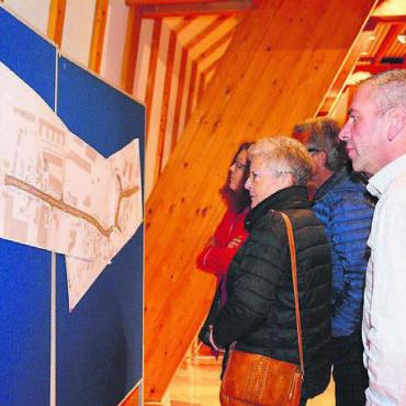 «Ist längstens an der Reihe» - Das Interesse am Bauprojekt war gross, der Dachsaal mehr als gut gefüllt.