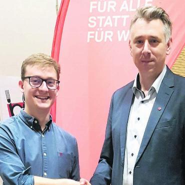 Im Zeichen des Abschiedes - Die beiden Präsidenten Stefan Dietrich (bisher) und Sandro Covo (neu) sorgen für Kontinuität in der SP-Bezirkspartei Bremgarten. Bild: aha