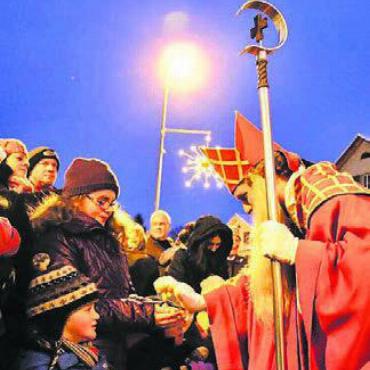 Route führt über den Kreisel - Der Chlausauszug ist stets ein besonderer Anlass. Dies wird auch am kommenden Sonntag der Fall sein. Bild: Archiv