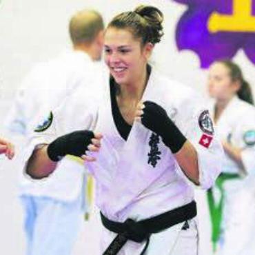 Fünf Frauen und fünf Männer - ANGELA FELBER SARMENSTORF KARATE
