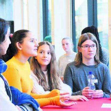 Die Jugend am Drücker - Auch in diesem Jahr wird ein Fokus auf das Debattieren gelegt. Beim «Speed Debating» diskutieren die Jugendlichen über aktuelle politische Themen. Bild: Archiv