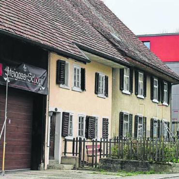 Botschaft sollte trotzdem ankommen - Sehr umstrittene Ausgangslage: Die beiden Häuser an der Steingasse, erbaut um 1800, will die ibw , deren Hauptsitz im grau-roten Gebäude direkt daneben liegt, abreissen. Fast die Hälfe des Einwohnerrats steht für den Erhalt ein. Bilder: Archiv