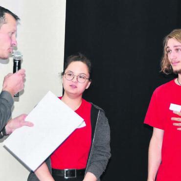 Ideen für ein besseres Wohlen - Übergabe der fünf Anträge: Gemeinderat Roland Vogt (links) übernimmt die Wunschliste der Jugendsession aus den Händen der Mitglieder des Jugendrates. Bild: Daniel Marti