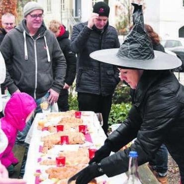 Geschichten, die happy machen - Ein bisschen Fabelwelt auch beim Apéro: Mit dem richtigen Kostüm passt man bestens zum Buch «Märlimatt». Bilder: Daniel Marti