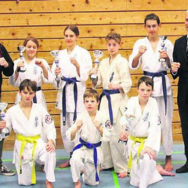 Erfolgreicher Nachwuchs - Die Wohler Karate-Junioren freuen sich über ihre erkämpften Trophäen. Stehend von links: Coach Marcel Unterasinger, Sophie Bacher, Lara Geissmann, Dimitri Stäger, Gian Baumann, Schiedsrichter Raphael Gauch. Kniend von links: Cédric Küchler, Nils Hoffmann, Sascha Hoffmann. Bild: zg