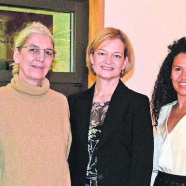 Fieberbarometer steigt - Sie freuen sich auf 23 grandiose Aufführungen von «Die Fledermaus»: (von links) Presseverantwortlicher Valentin Brunner, Fundraising-Verantwortliche Maria Pepe, Vereinspräsidentin Myriam Rufer-Staubli, Solistin Angela Kerrison und Regisseur Volker Vogel. Bild: Roger Wetli