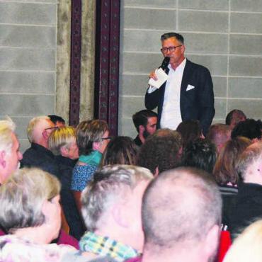 Nächstes, aber nicht letztes Kapitel - Thomas Zemp appellierte im Namen der «Arbeitsgruppe Strom» an die Bevölkerung, das Budget zurückzuweisen. Bild: Annemarie Keusch