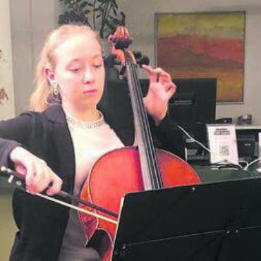 Genuss aus einem Guss - Nora Bürger begleitete die Lesung am Cello.