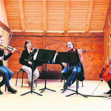 Mit den Meistern spielen - Die Professoren Popovici und Radutiu spielen mit zwei Studentinnen Puccini. Bild: zg