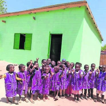 Mit Lego-Projekt wieder auf Tour - Die ersten neuen Räume sind bereits gebaut, sehr zur Freude der Kinder in Senegal. Weitere Gebäude sollen folgen. Bilder: zg
