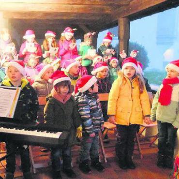 «Nikolaus ist ein guter Mann» - Die Kinder der Kantorei Bremgarten unter der Leitung von Heinrika Rimann (am Piano) sangen: «Chönt ächt das de Samichlaus si?» Bilder: Bernadette Oswald