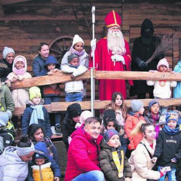 Wo der Samichlaus wohnt - Rund 30 Kinder und Erwachsene aus verschiedenen Nationen waren im Chlaushüsli zu Besuch. Bilder: jl