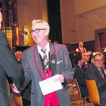 Feinstes vom Feinen - Vereinspräsident Markus Konrad gratulierte dem Dirigenten für den gelungen Auftritt.