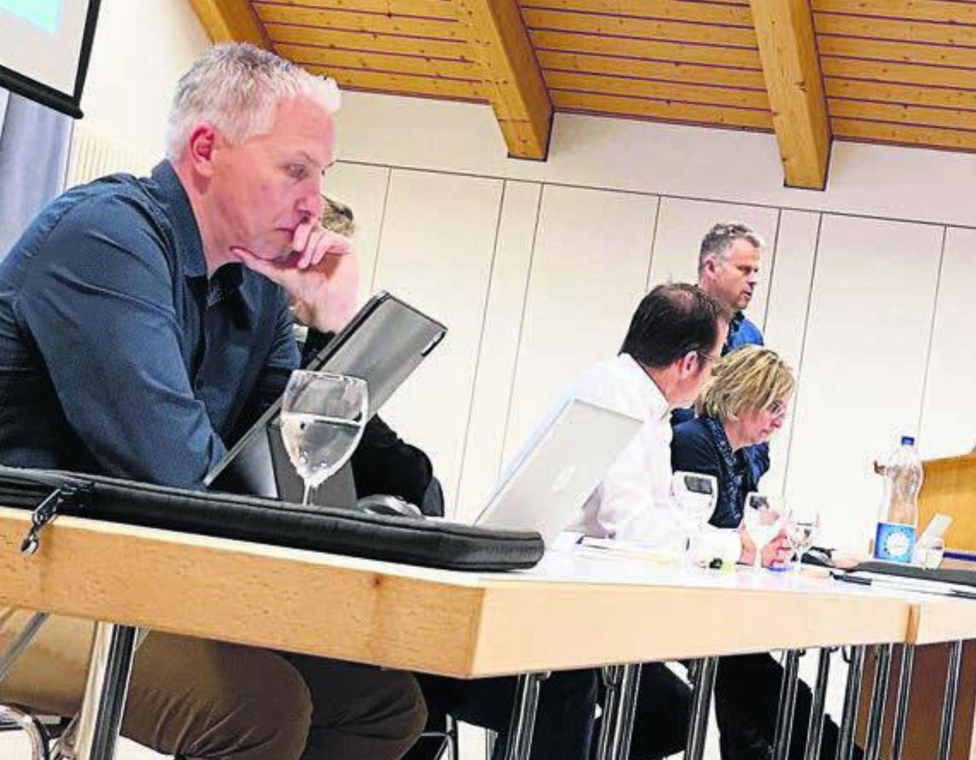 Stellten sich den Fragen der Bevölkerung: (v. l.) Daniel Schwegler, Nadja Koch, Christian Widmer (Ammann), Marianne Horner (Gemeindeschreiberin), Bernhard Koch. Bild: Sabrina Salm