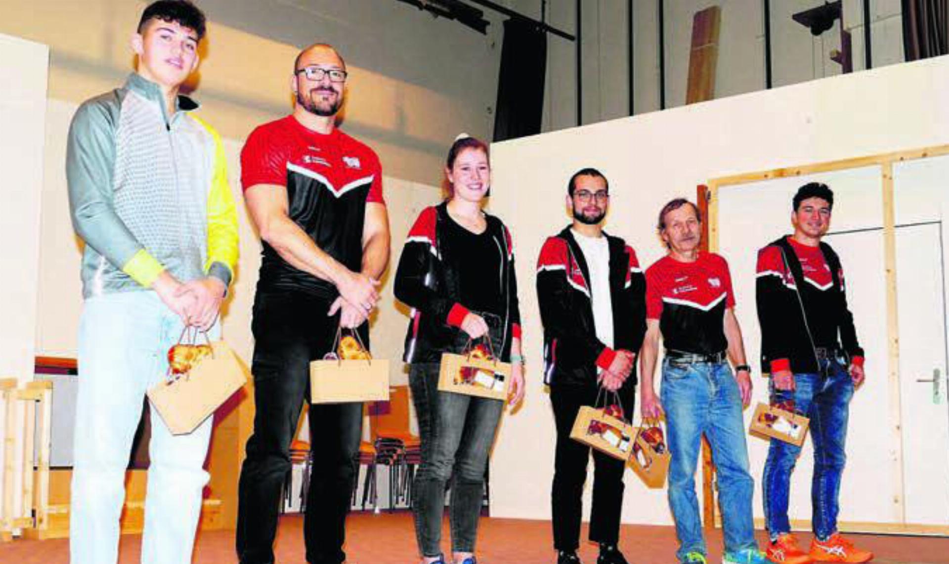 Ehrung der anwesenden Schweizer und Aargauer Meister, von links: Nicola Niederer, Roger Strasser, Anina Rohner, Marco Stocker, Max Hüsser und Rolf Koch. Bild: Richard Gähwiler