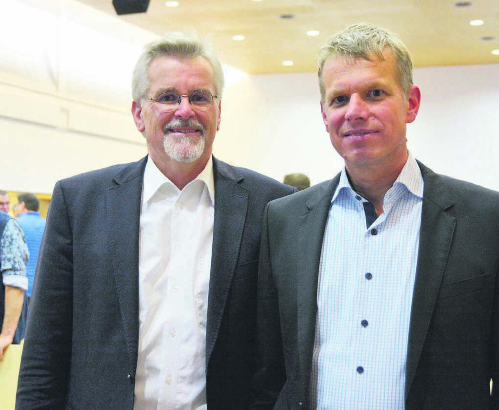 Elf Jahre lang wirkte Hans-Rudolf Müller (links) im Waltenschwiler Gemeinderat mit. Nun verabschiedete ihn Gemeindeammann Simon Zubler. Bild: Annemarie Keusch