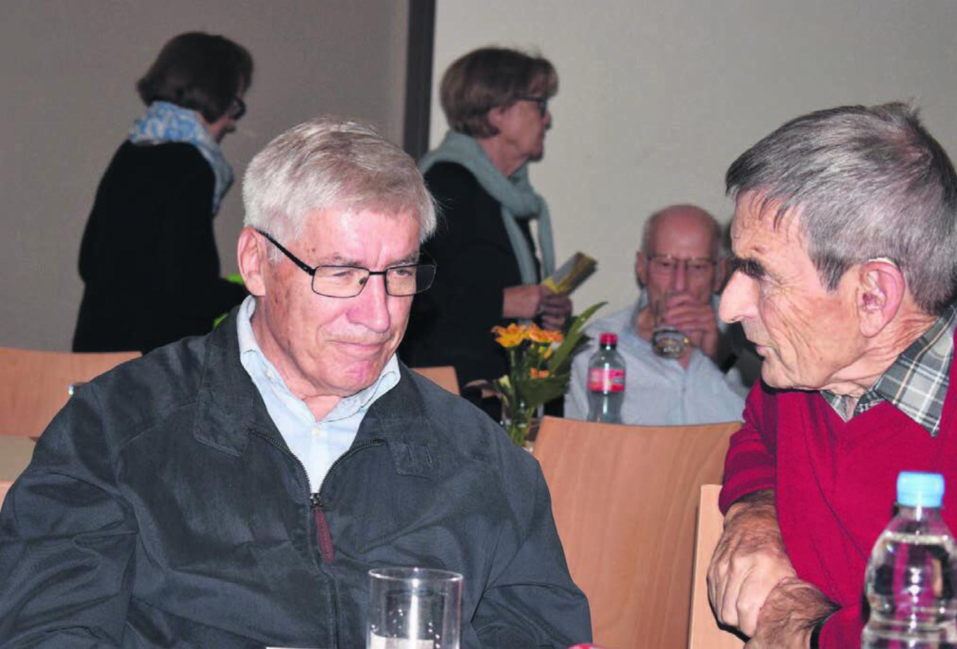Max Stierlin (links) war nach seinem Referat ein gefragter Gesprächspartner. Bild: Erika Obrist