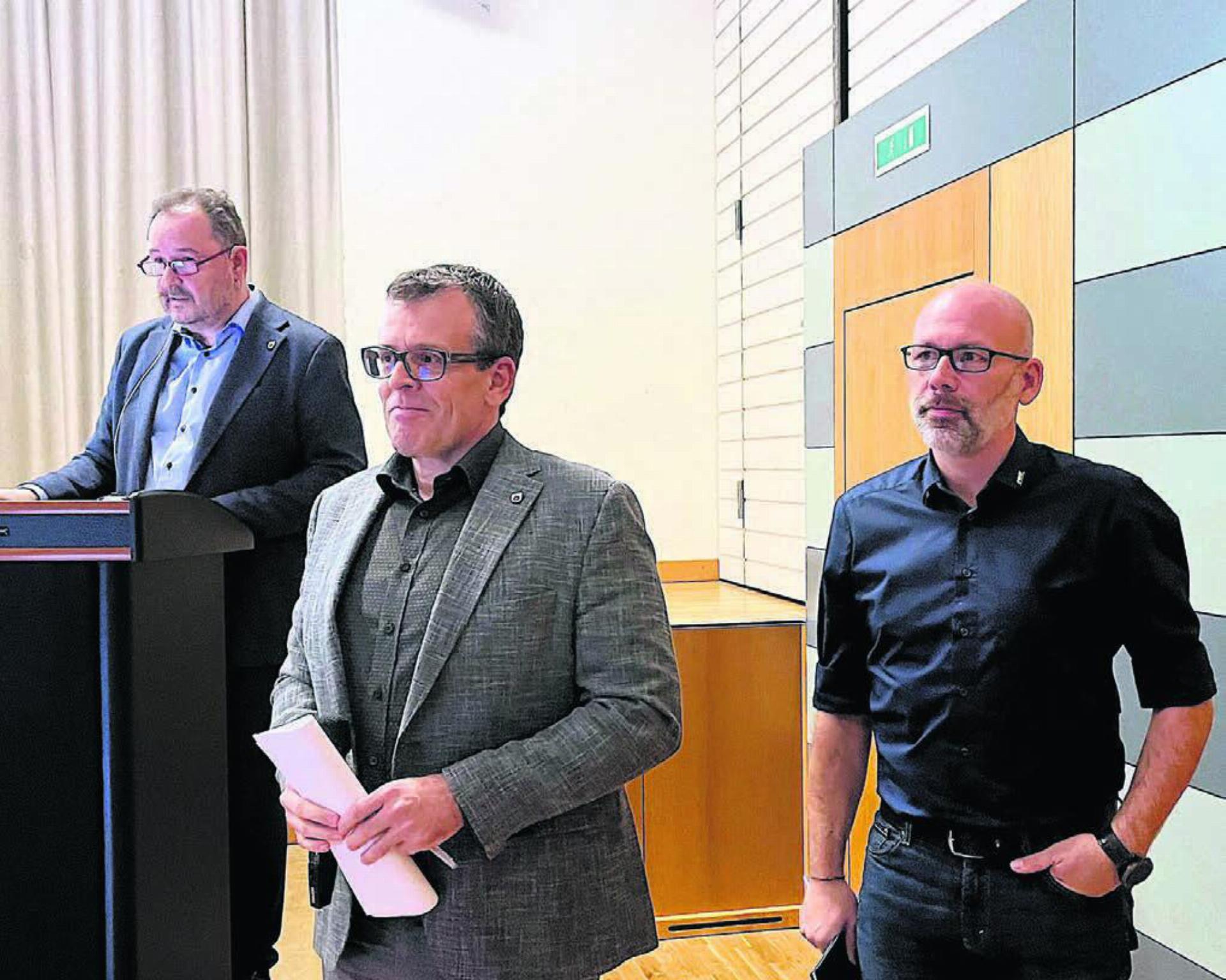 Gemeinderat Renato Sanvido (links) nimmt aufmerksam die Fragen der Versammlung zum «Kooperationsvertrag GWV/ewz» entgegen, assistiert von Martin Hösli (GWV, Mitte) und Marco Skär (ewz). Bild: Walter Minder