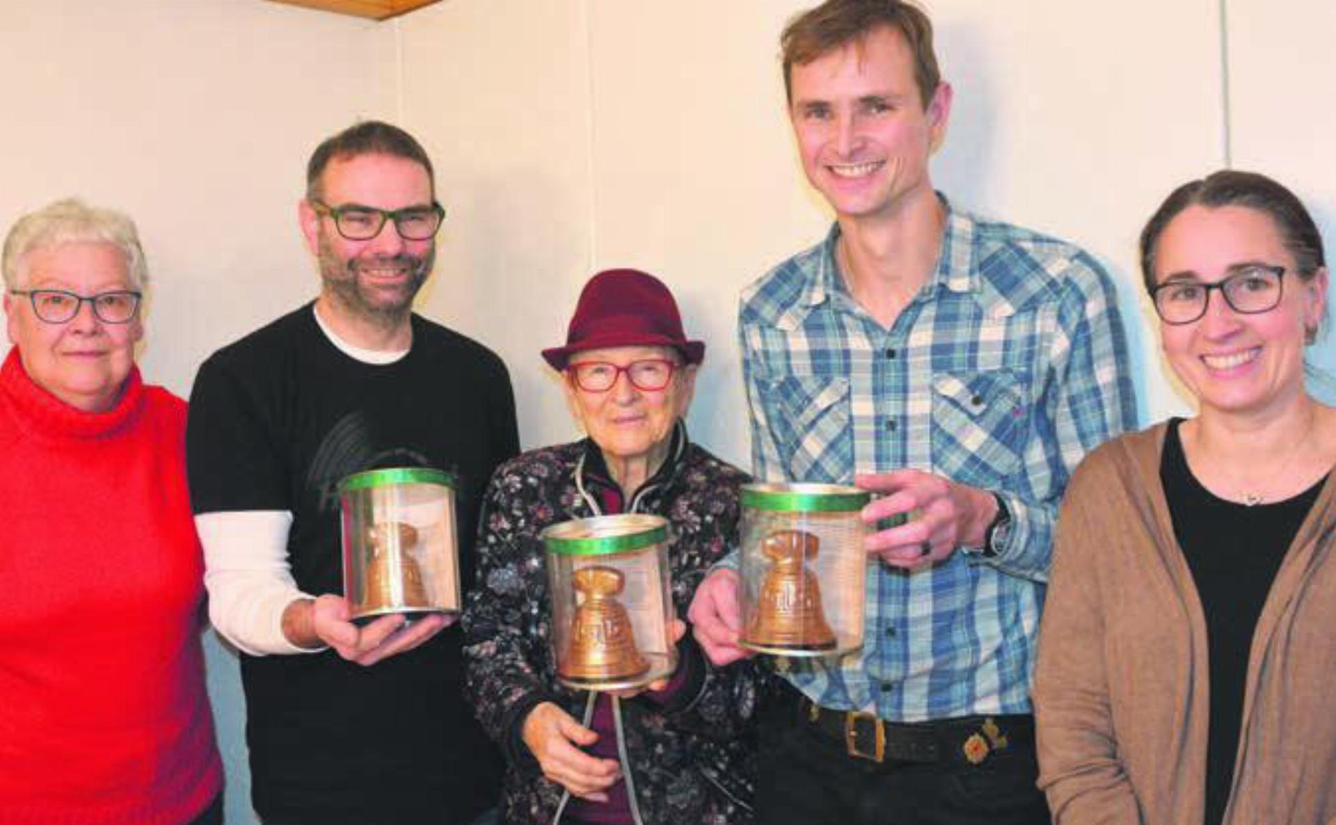 Die Schokoglocken entstanden in Zusammenarbeit von Bäckerei und Kirche: (v. l.) Kirchpflegepräsidentin Myriam Bürgisser, Bäckerei-Inhaber Daniel Haas, Ideengeberin Rita Staubli, Pfarreiseelsorger Claudio Gabriel und Bäckerei-Inhaberin Marina Fäs. Bilder: Roger Wetli
