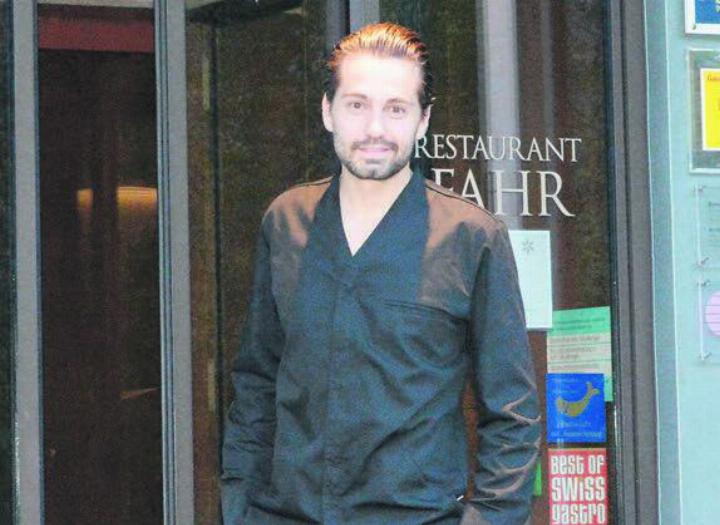 Schon früh wusste Manuel Steigmeier, dass er Koch werden will. Früher kochte er das Mittagessen für seine drei Brüder, heute serviert der 27-jährige Sternekoch Haute Cuisine im eigenen Restaurant. Bilder: Celeste Blanc / zg