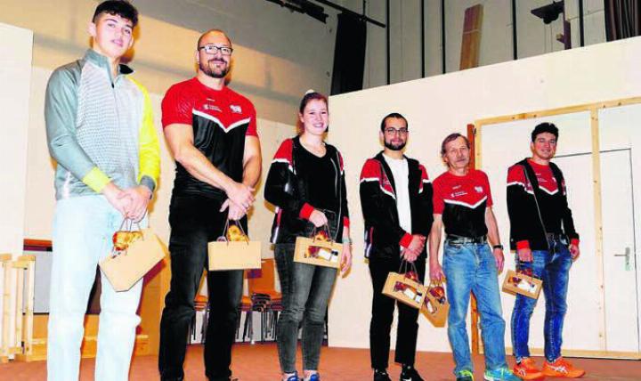 Ehrung der anwesenden Schweizer und Aargauer Meister, von links: Nicola Niederer, Roger Strasser, Anina Rohner, Marco Stocker, Max Hüsser und Rolf Koch. Bild: Richard Gähwiler
