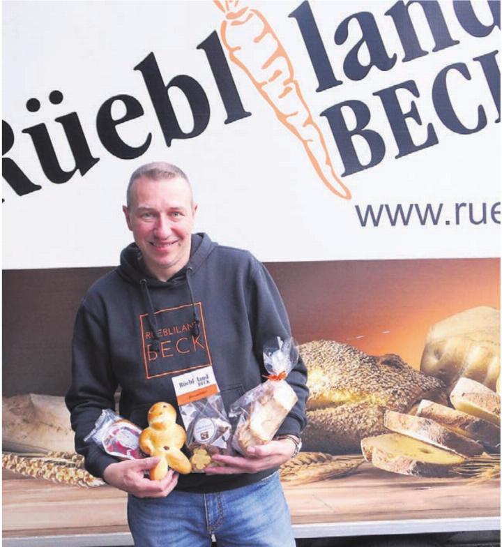 «Rüebliland-Beck»-Geschäftsführer Hans-Peter Dick zeigt seine köstlichen Weihnachtsspezialitäten. Bild: rts